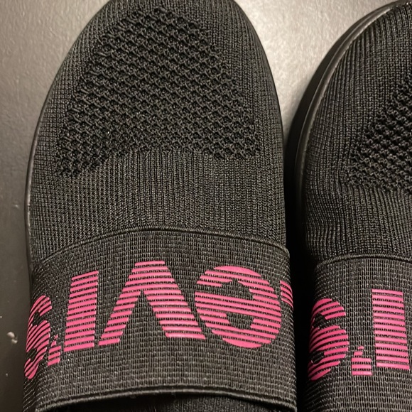 Women’s Levi’s slip on tennis shoes size 6 - Picture 6 of 6